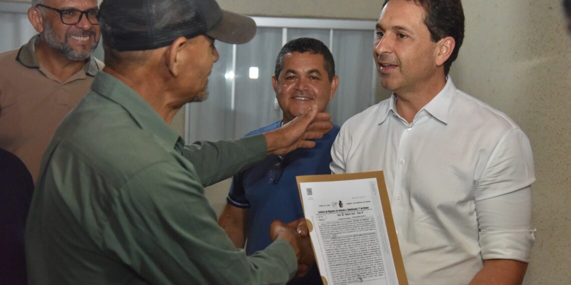 Prefeito Leandro Vilela entrega escrituras a moradores do Retiro do Bosque