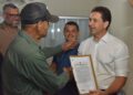 Prefeito Leandro Vilela entrega escrituras a moradores do Retiro do Bosque