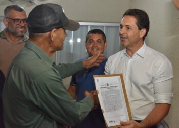 Prefeito Leandro Vilela entrega escrituras a moradores do Retiro do Bosque