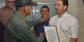 Prefeito Leandro Vilela entrega escrituras a moradores do Retiro do Bosque