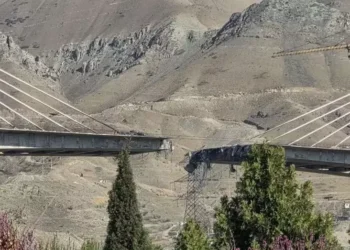 Trump divulga imagens de bombardeio à maior ponte do Irã e intensifica ultimato