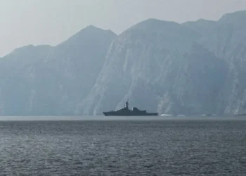 Estreito de Ormuz volta a ter passagem restrita sob controle do Irã