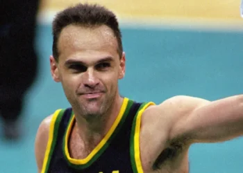 Corpo de Oscar Schmidt é cremado em cerimônia reservada em São Paulo