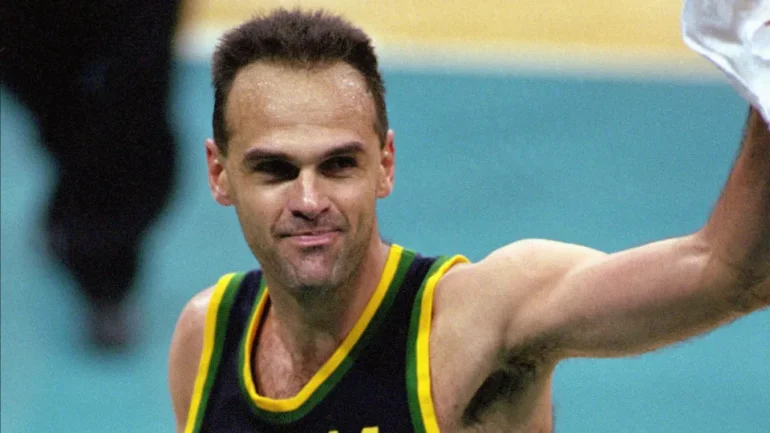 Corpo de Oscar Schmidt é cremado em cerimônia reservada em São Paulo