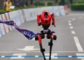 Robô humanoide chinês vence meia-maratona em Pequim e supera marca mundial humana