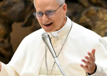 Em voo para a África, Papa Leão XIV responde a Trump e reforça discurso pacifista